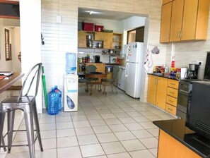 Kühlschrank, Mikrowelle, Ofen, Kochgeschirr/Geschirr/Besteck