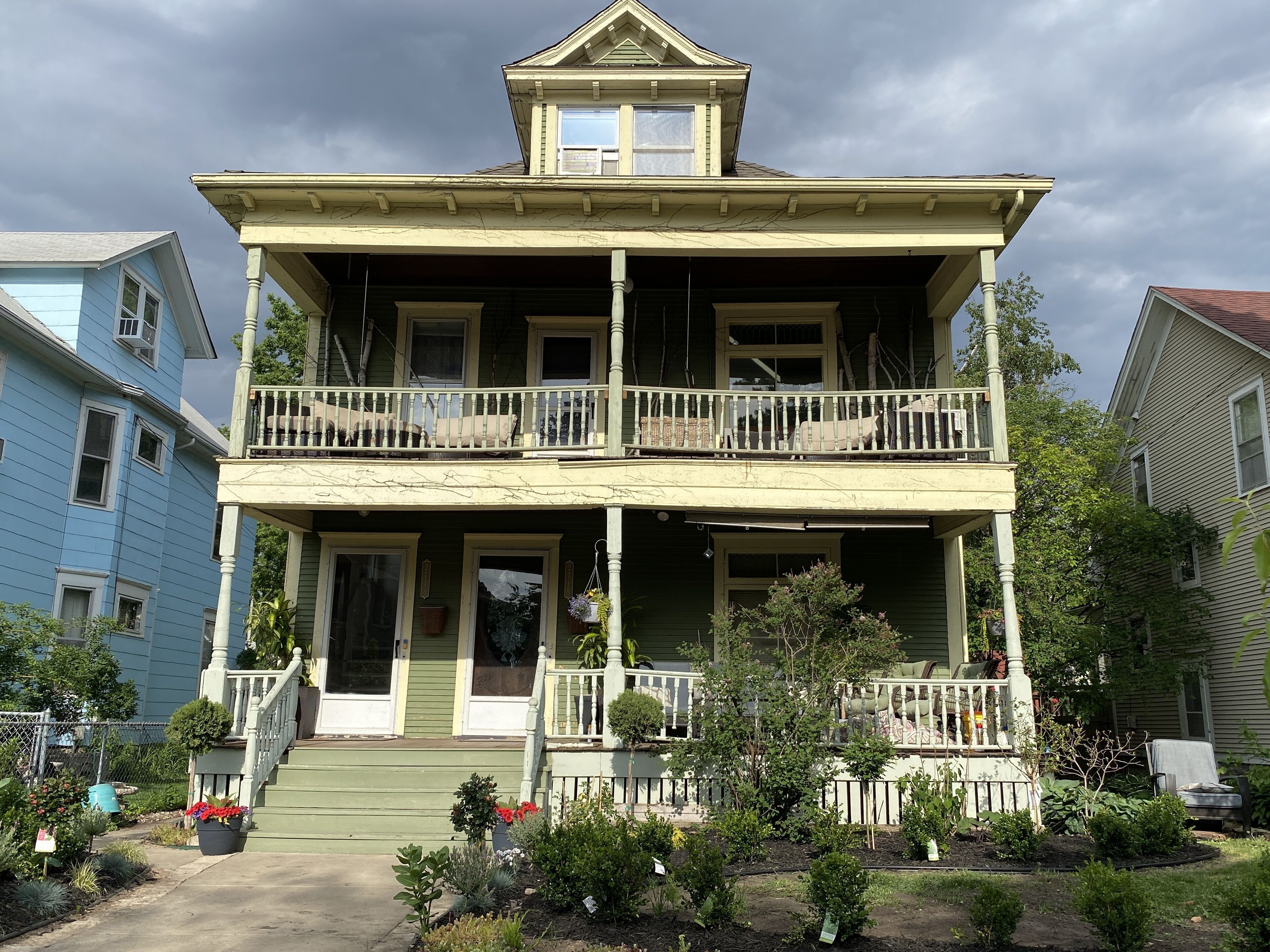 Sweet Retreat in the heart of Uptown close to the lakes.