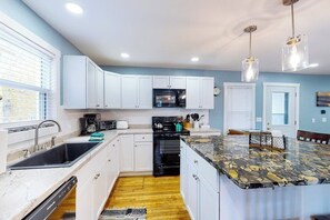 Fridge, microwave, oven, stovetop - Remodeled farmhouse near downtown with a firepit, central AC & washer/dryer, (Empire)