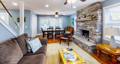 Remodeled farmhouse near downtown with a firepit, central AC & washer/dryer,