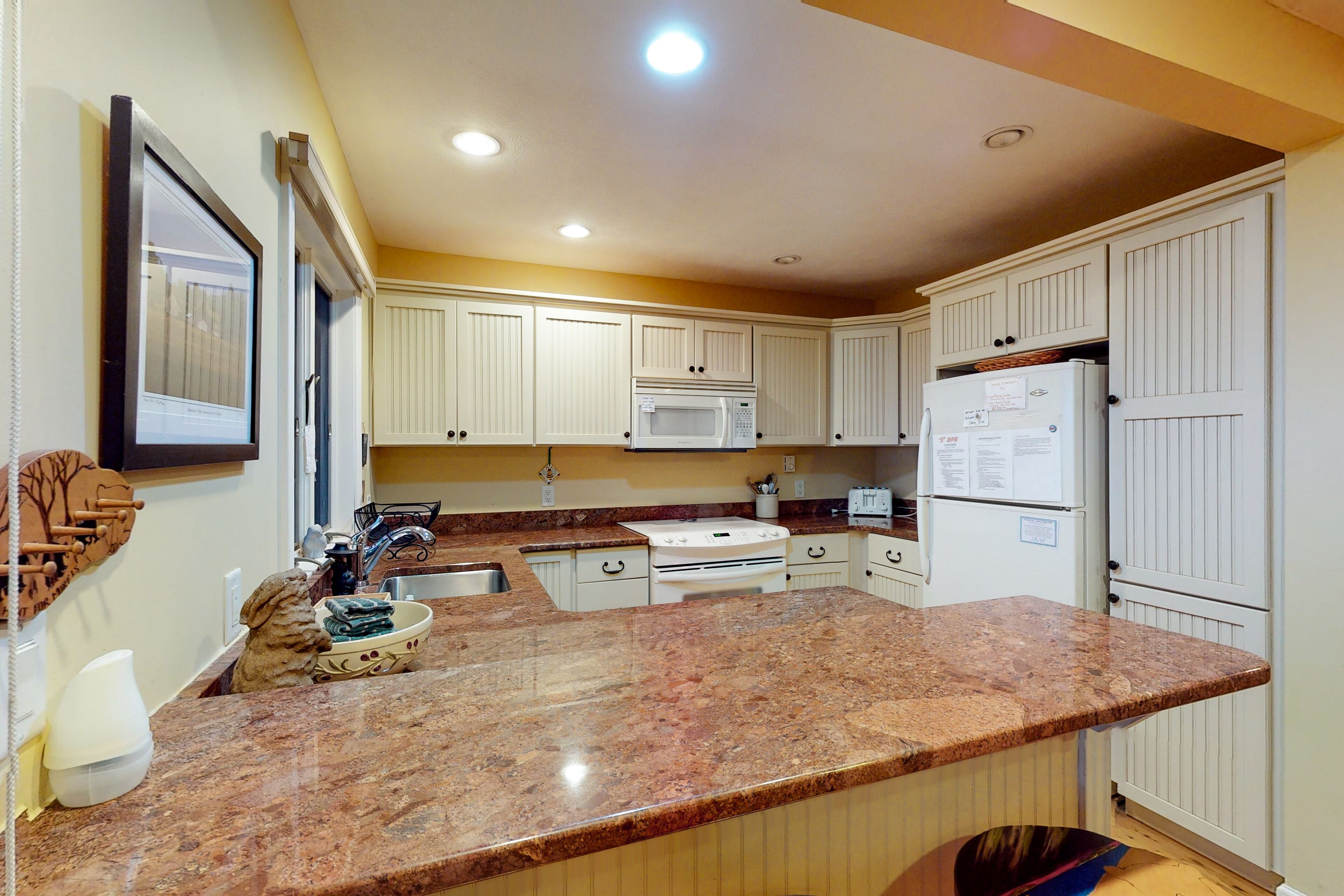 Spacious beachfront condo with a fireplace, washer/dryer, central AC