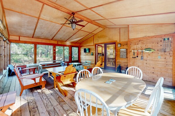 Dining - Downtown home in Glen Arbor with central AC, fireplace & washer/dryer (Glen Arbor)