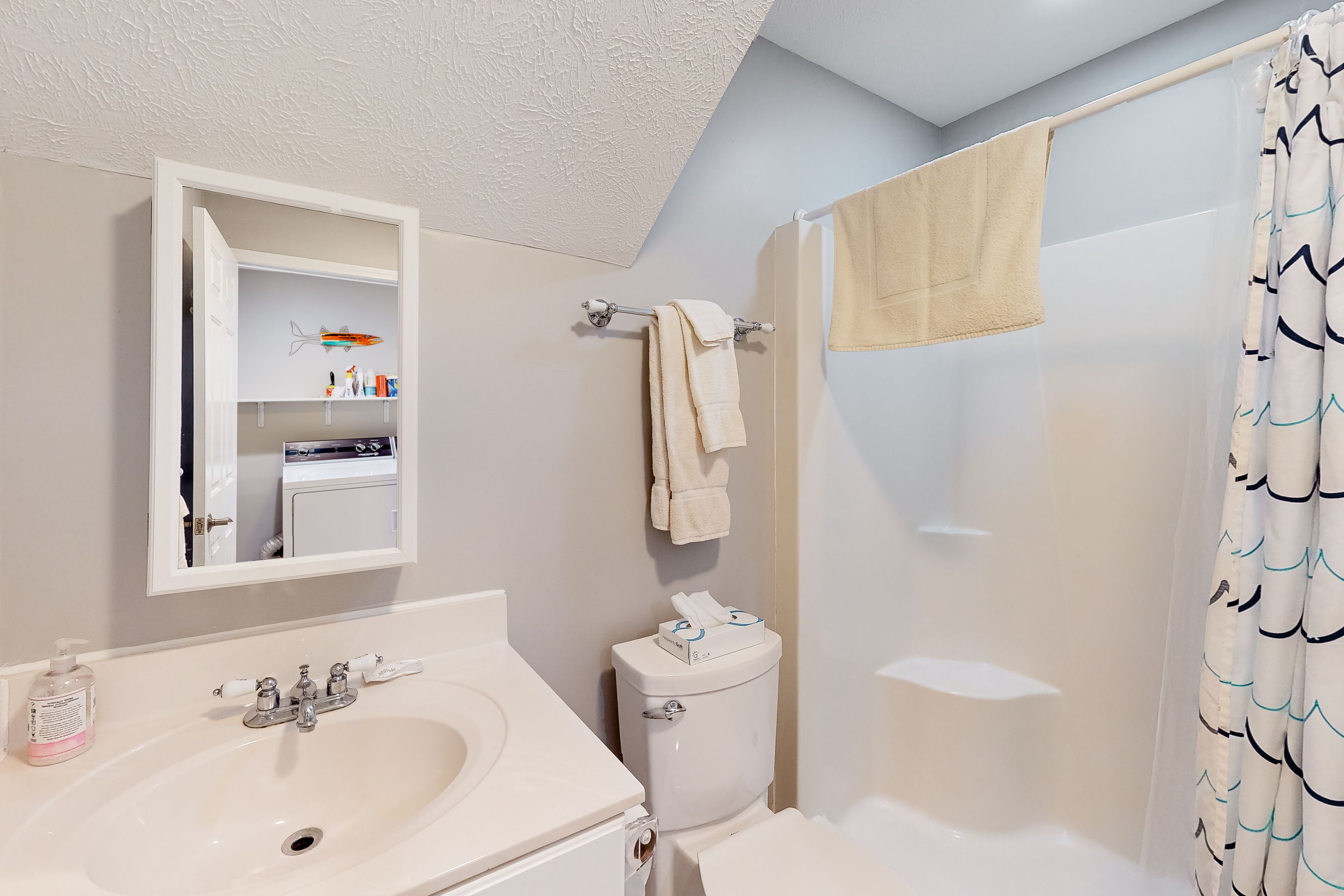 Dog-friendly downtown home with central AC, fireplace & washer/dryer