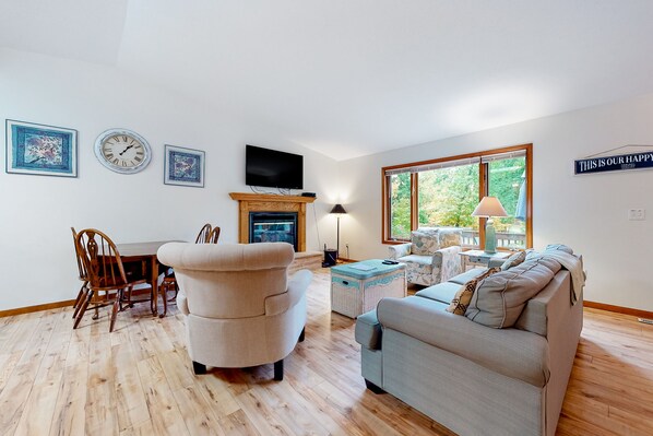 TV, fireplace, DVD player, table tennis - Downtown home with a firepit, deck, washer/dryer, fireplace - near the beach (Glen Arbor)