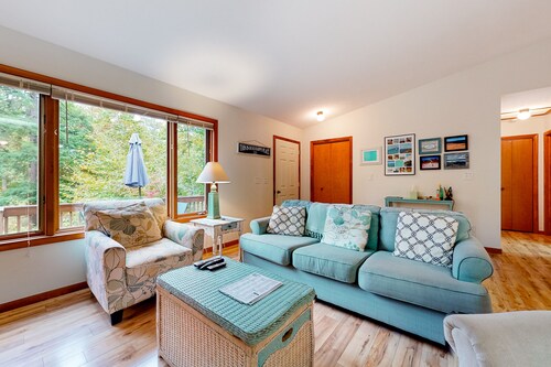 Downtown home with a firepit, deck, washer/dryer, fireplace - near the beach