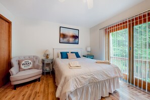 2 bedrooms, internet, bed sheets - Downtown home with a firepit, deck, washer/dryer, fireplace - near the beach (Glen Arbor)