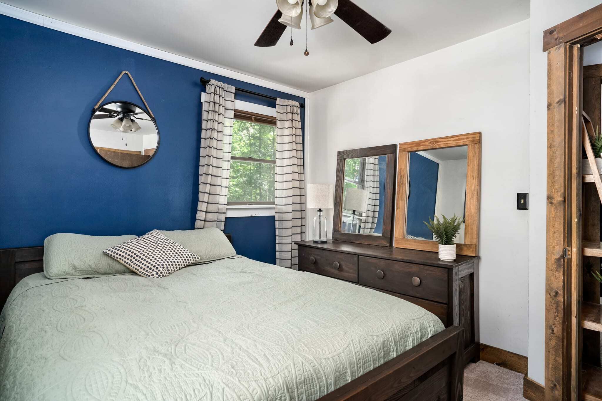 2 habitaciones, tabla de planchar con plancha, wifi y ropa de cama 