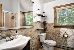 Baignoire, séchoir à cheveux, serviettes fournies