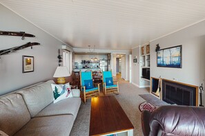 Tv, eldstad och dvd-spelare