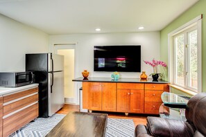 Fridge, microwave, coffee/tea maker, toaster - Charming Unit w/ Deck ~ 3 Mi to Lake Washington! (Newcastle)