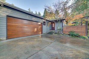 Exterior - Charming Unit w/ Deck ~ 3 Mi to Lake Washington! (Newcastle)