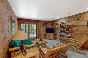 TV, DVD player - Perfect 'up north' home near Sleeping Bear Dunes & Lake Michigan, deck, W/D (Empire)