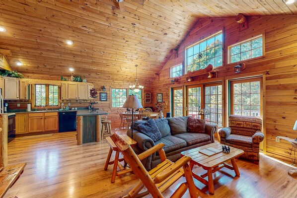 TV, DVD player - Perfect 'up north' home near Sleeping Bear Dunes & Lake Michigan, deck, W/D (Empire)