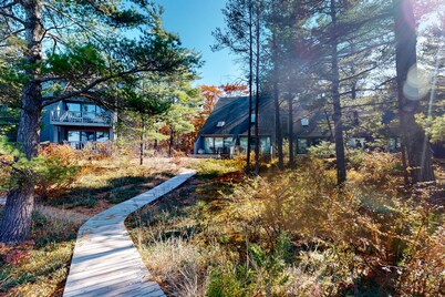 Beachfront townhouse & loft near the water with firepit, deck & cable