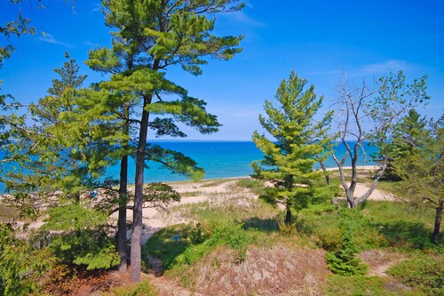 Beachfront condo with sunset & lake views, fireplace, washer/dryer