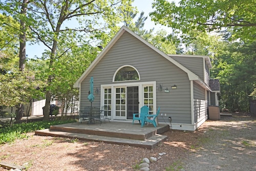 Charming home near the lake with a fireplace, central AC, washer/dryer & grill