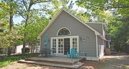 Charming home near the lake with a fireplace, central AC, washer/dryer & grill