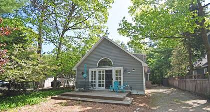 Charming home near the lake with a fireplace, central AC, washer/dryer & grill