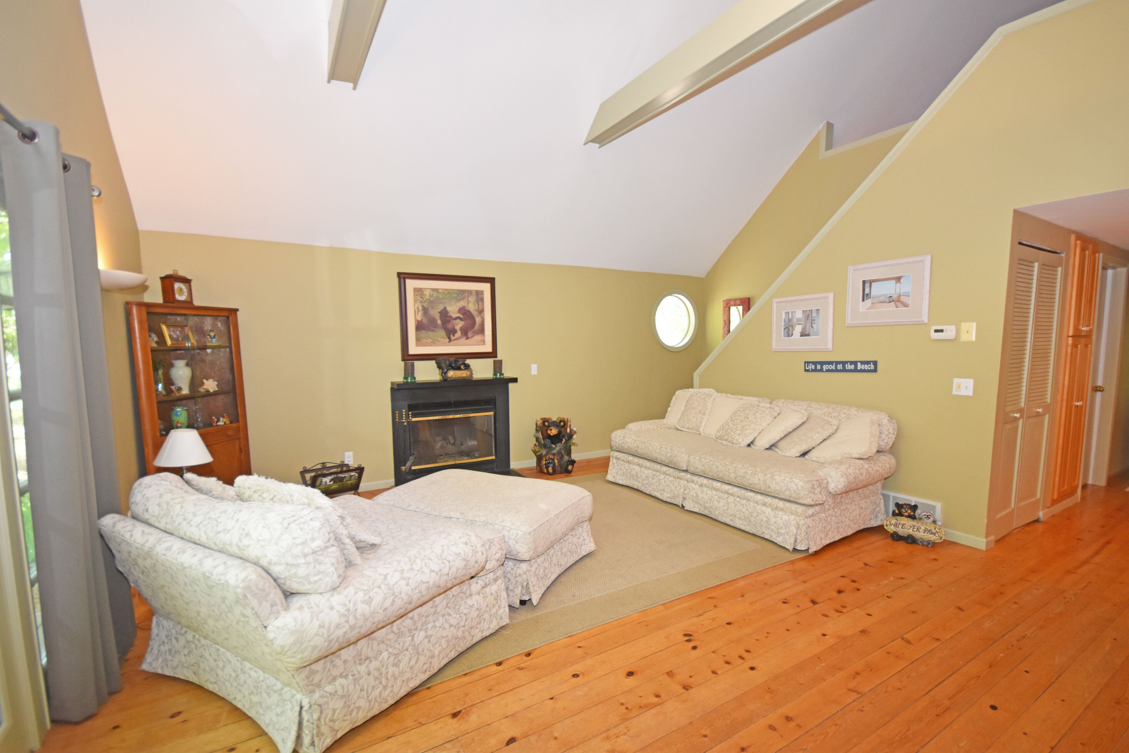 Charming home near the lake with a fireplace, central AC, washer/dryer & grill