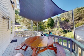 Outdoor dining - Updated historical cottage near the beach with a fireplace, washer/dryer, AC (Empire)