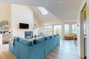 TV, fireplace - Darling condo on Lake Michigan with washer/dryer, deck, lake views, fireplace (Glen Arbor)