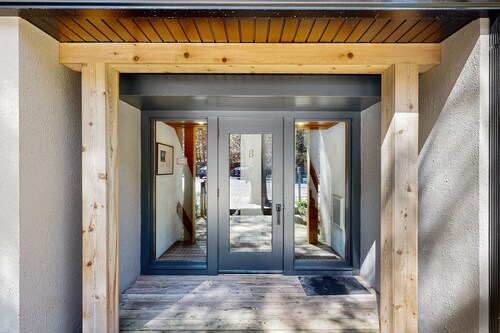 Inviting studio on The Crystal River/Lake Michigan with kitchenette, AC & WiFi