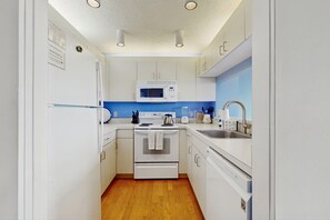 ثلاجة، ميكروويف، فرن، موقد طهي مسطح