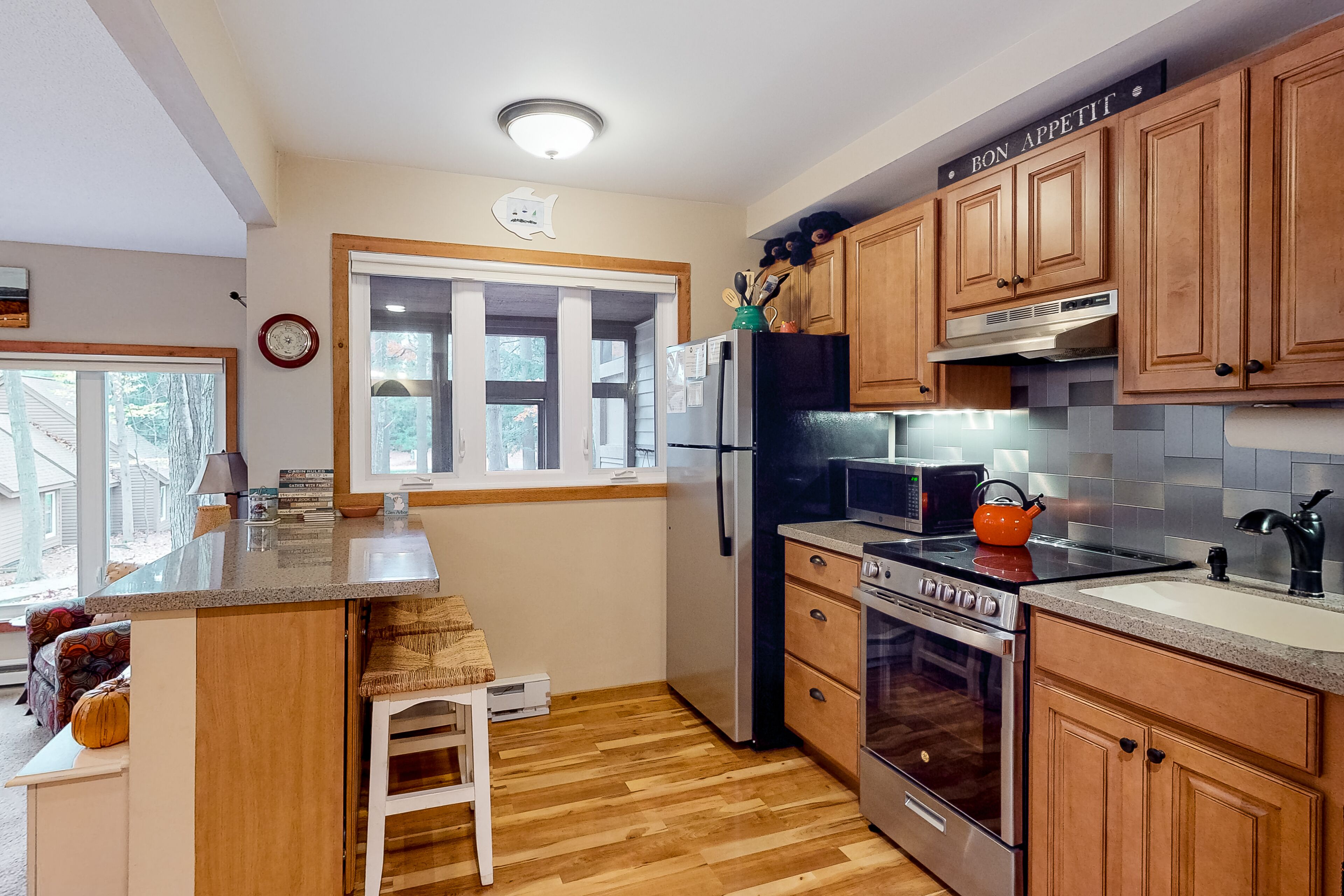 Updated, charming condo near Lake Michigan with porch, washer/dryer, fireplace