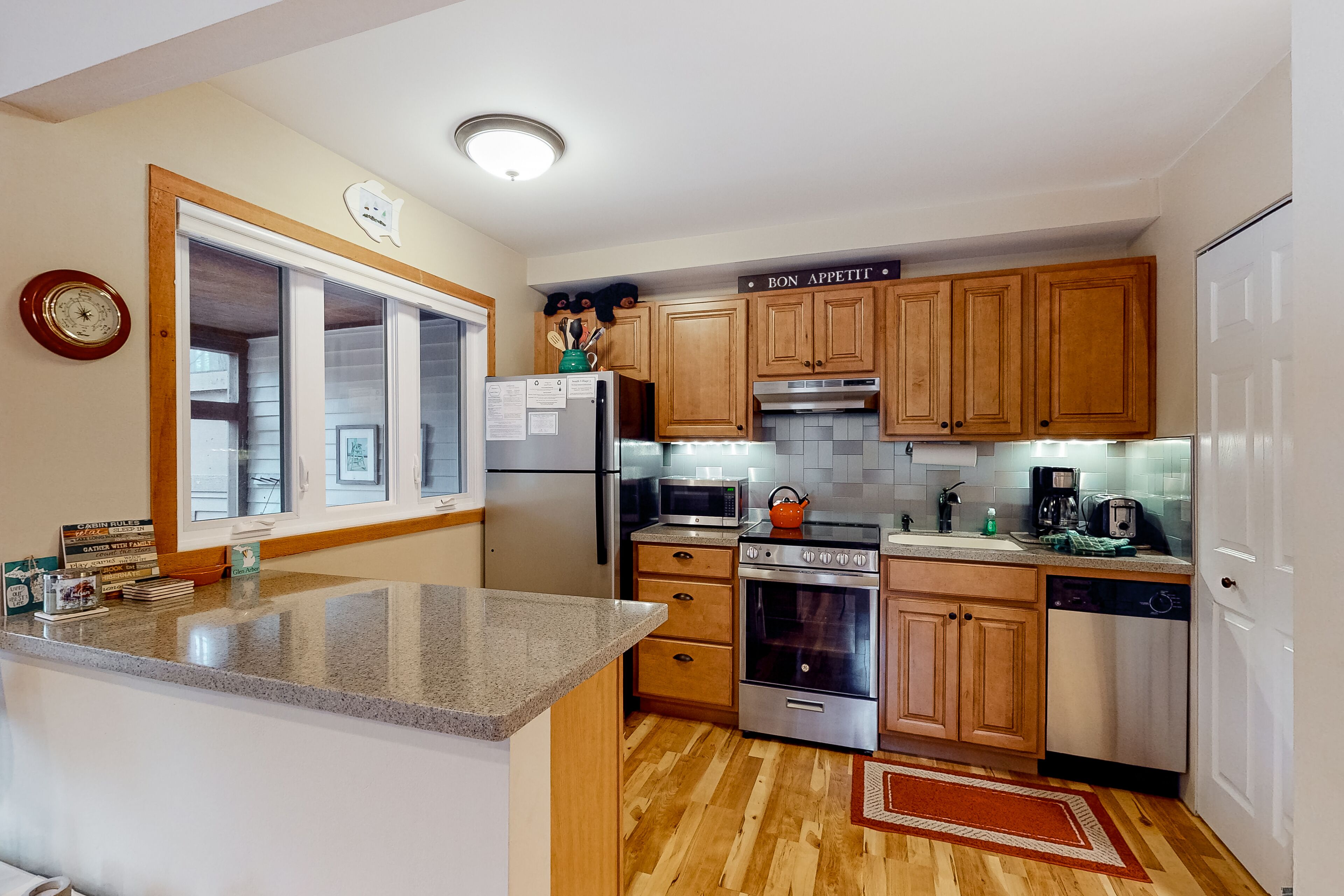 Updated, charming condo near Lake Michigan with porch, washer/dryer, fireplace