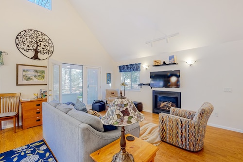 Welcoming home in Downtown Glen Arbor with firepit, fireplace, washer/dryer