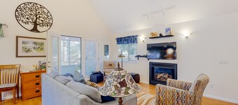 Welcoming home in Downtown Glen Arbor with firepit, fireplace, washer/dryer