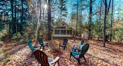 Welcoming home in Downtown Glen Arbor with firepit, fireplace, washer/dryer