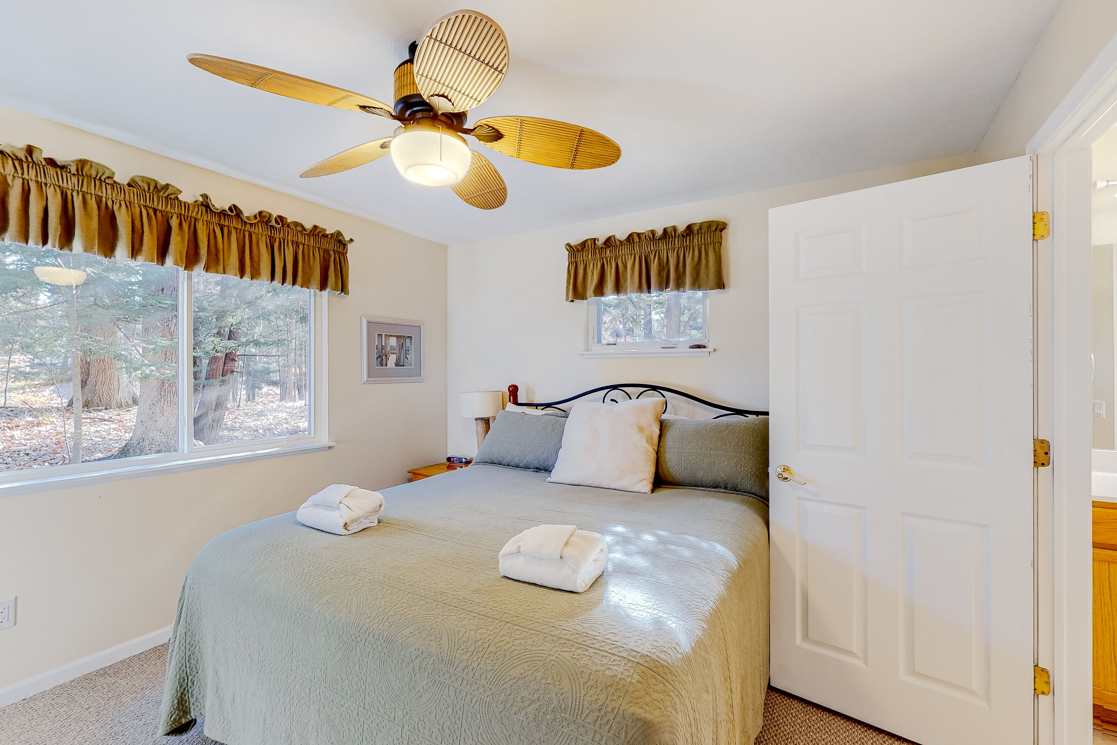 Welcoming home in Downtown Glen Arbor with firepit, fireplace, washer/dryer