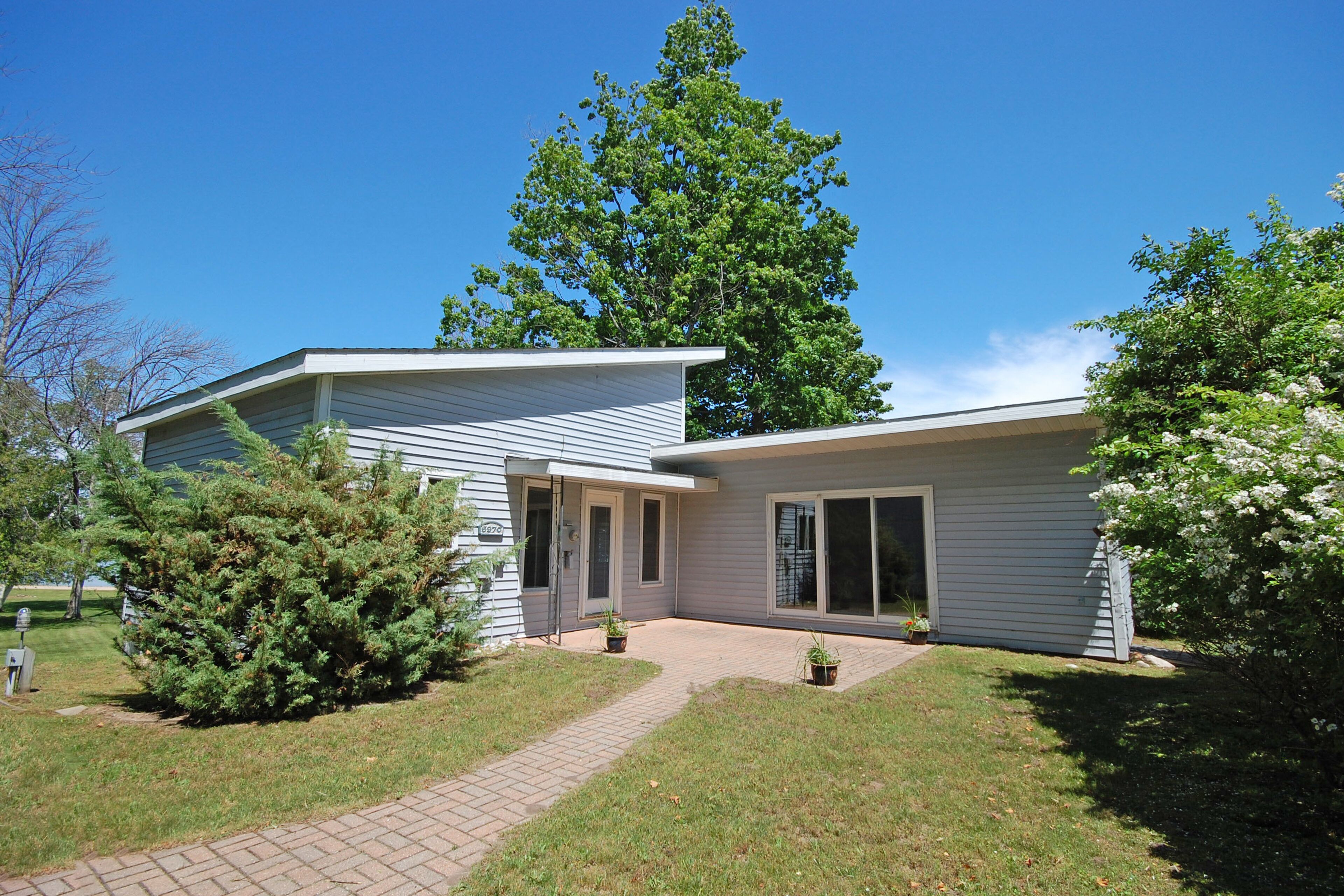 Lakefront cottage with a deck, grill, firepit, dock & partial AC