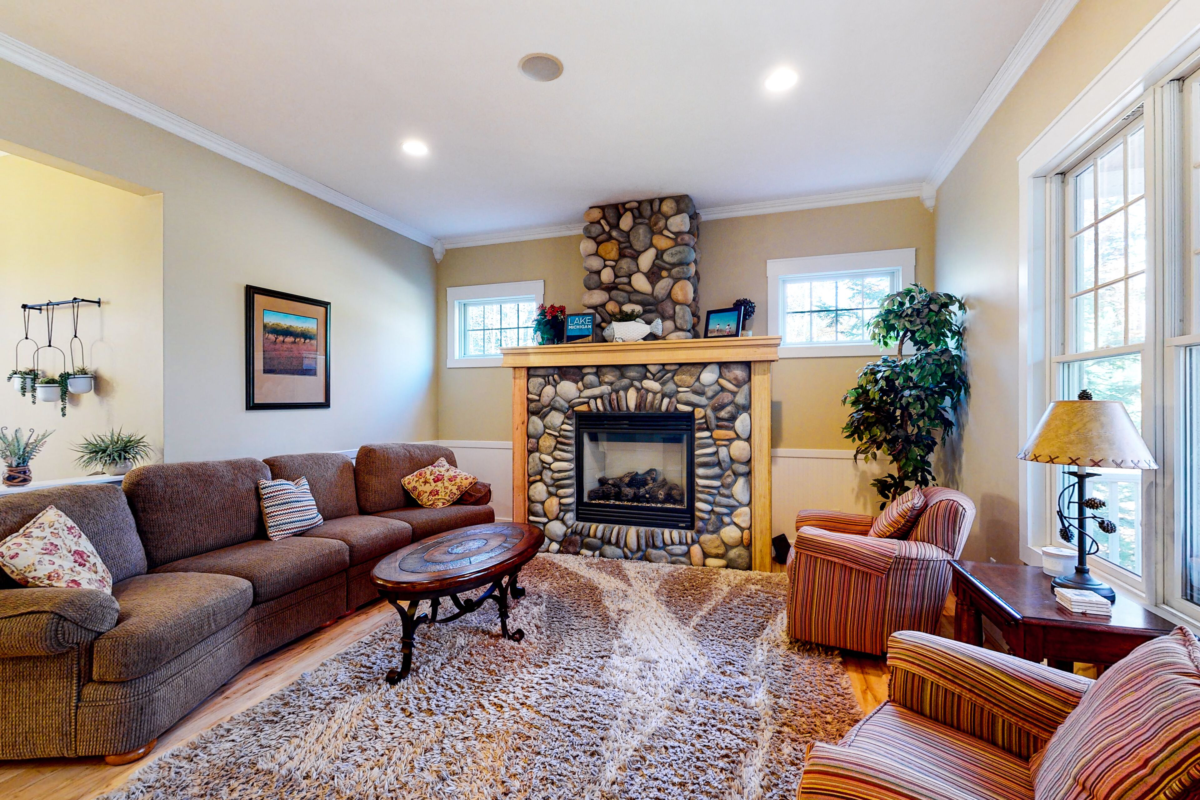 Beautiful & updated home in downtown Glen Arbor with deck, gas grill, fireplace