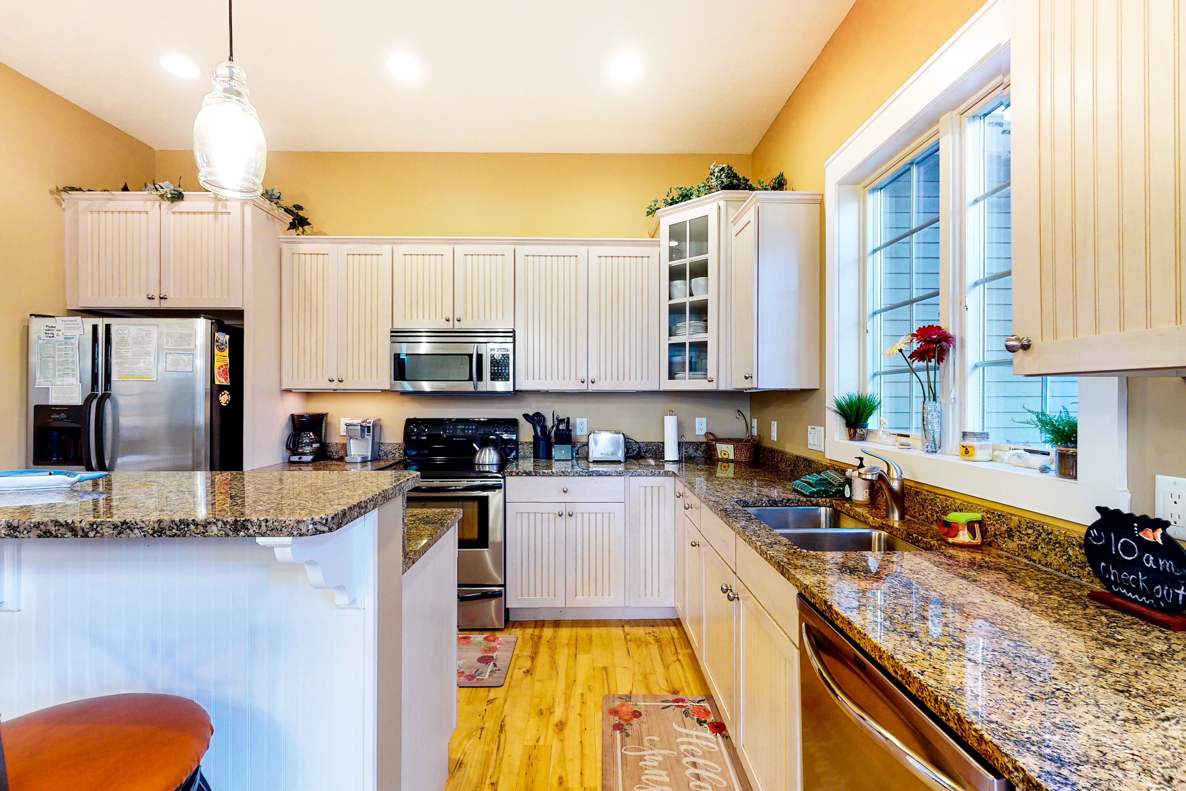 Beautiful & updated home in downtown Glen Arbor with deck, gas grill, fireplace