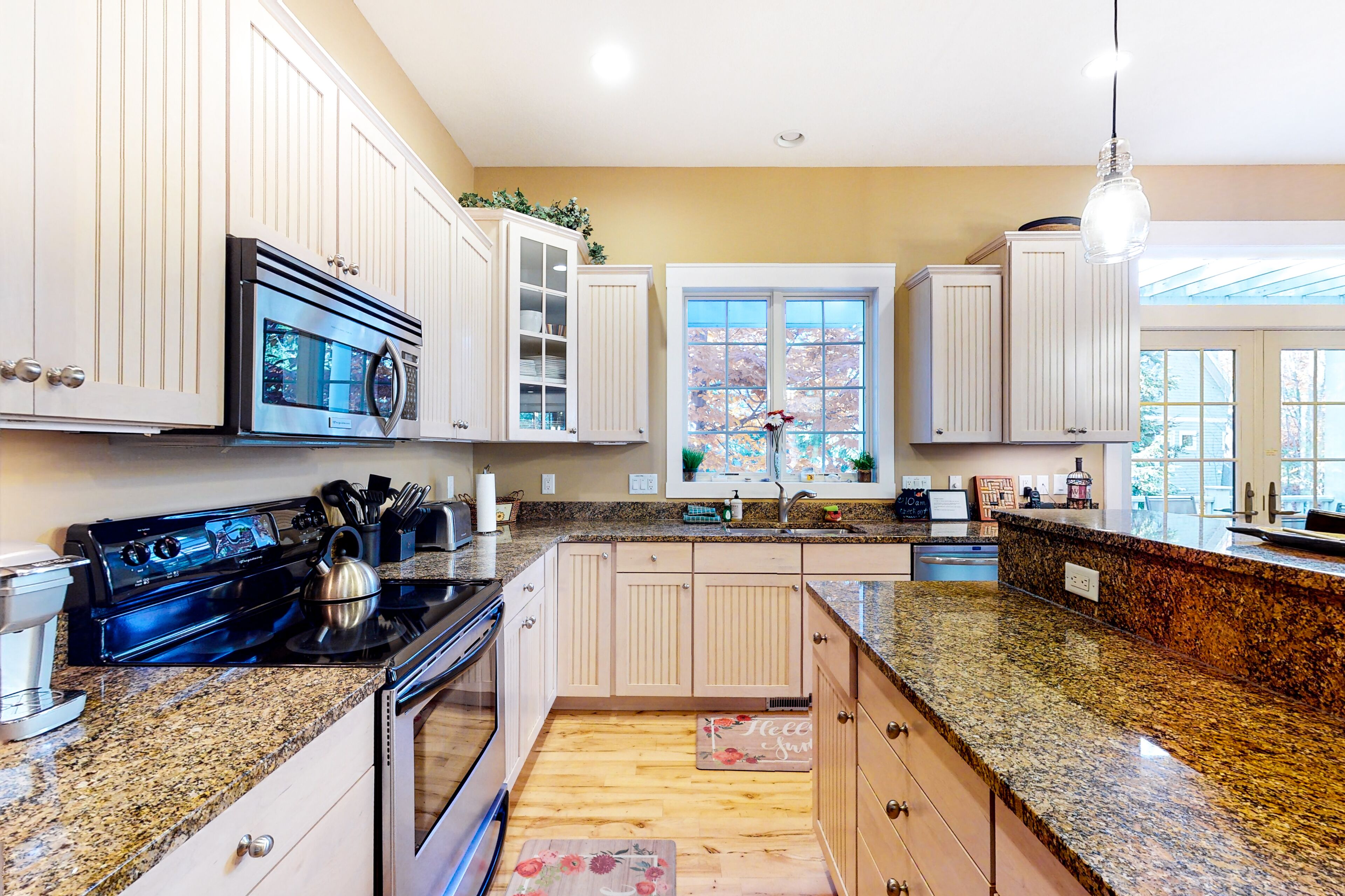 Beautiful & updated home in downtown Glen Arbor with deck, gas grill, fireplace