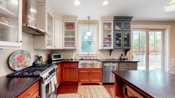 冰箱、微波炉、烤箱、炉灶