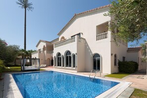 6 bedrooms - Private Pool Beach Access Villa w Cinematic Vws (Dubai)