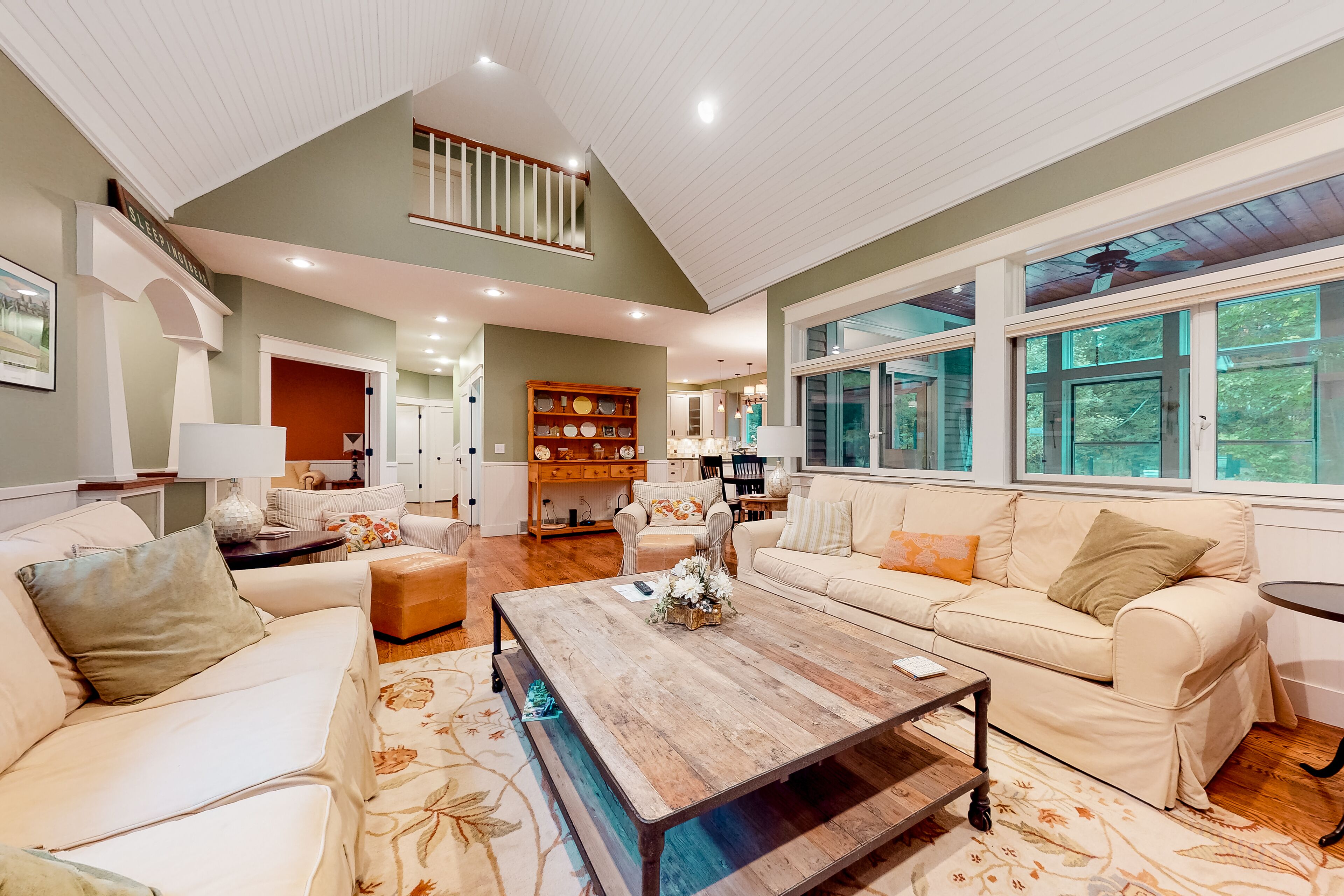 Una televisión, una chimenea, una mesa de tenis de mesa