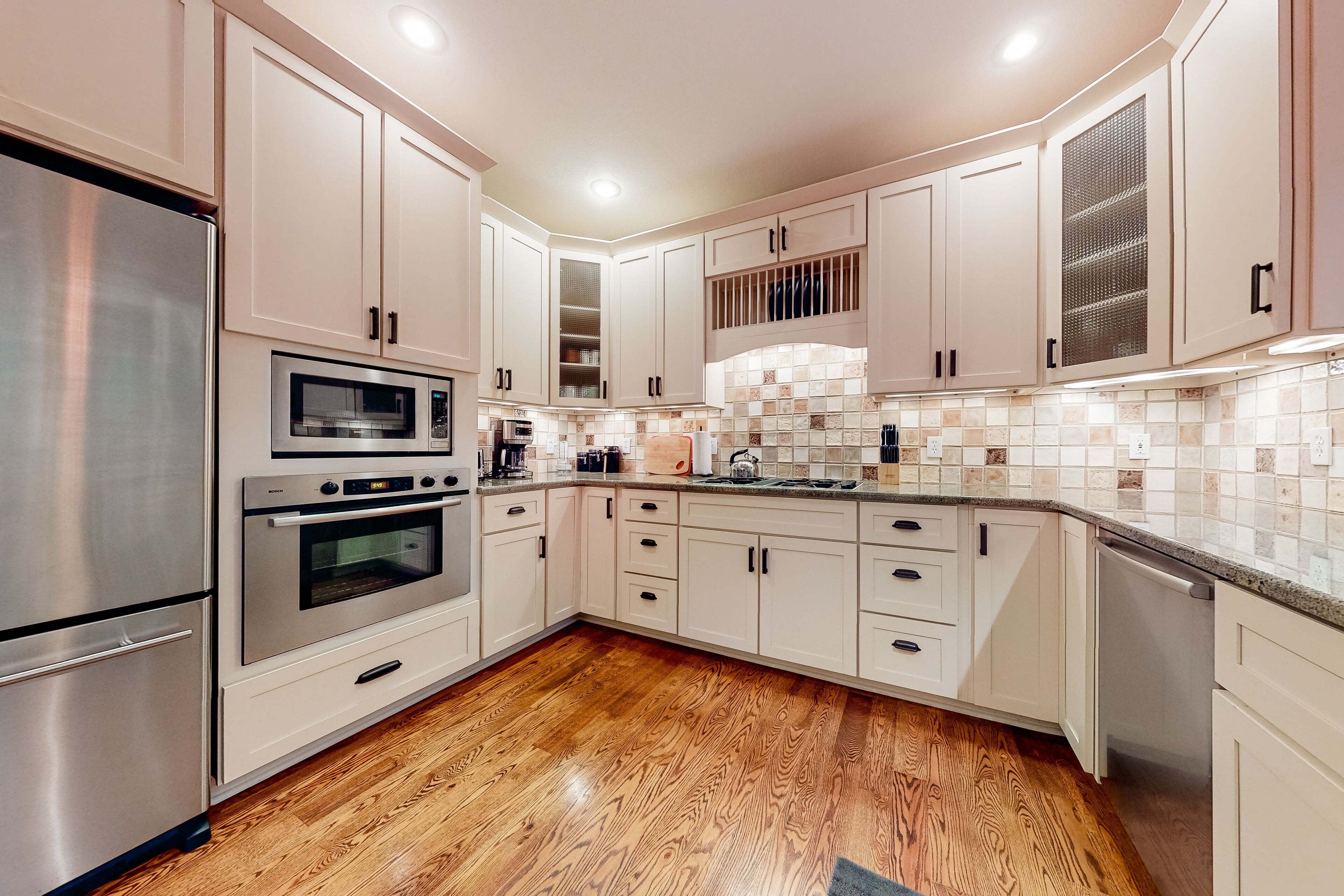 Kjøleskap, mikrobølgeovn, ovn og kokeplater