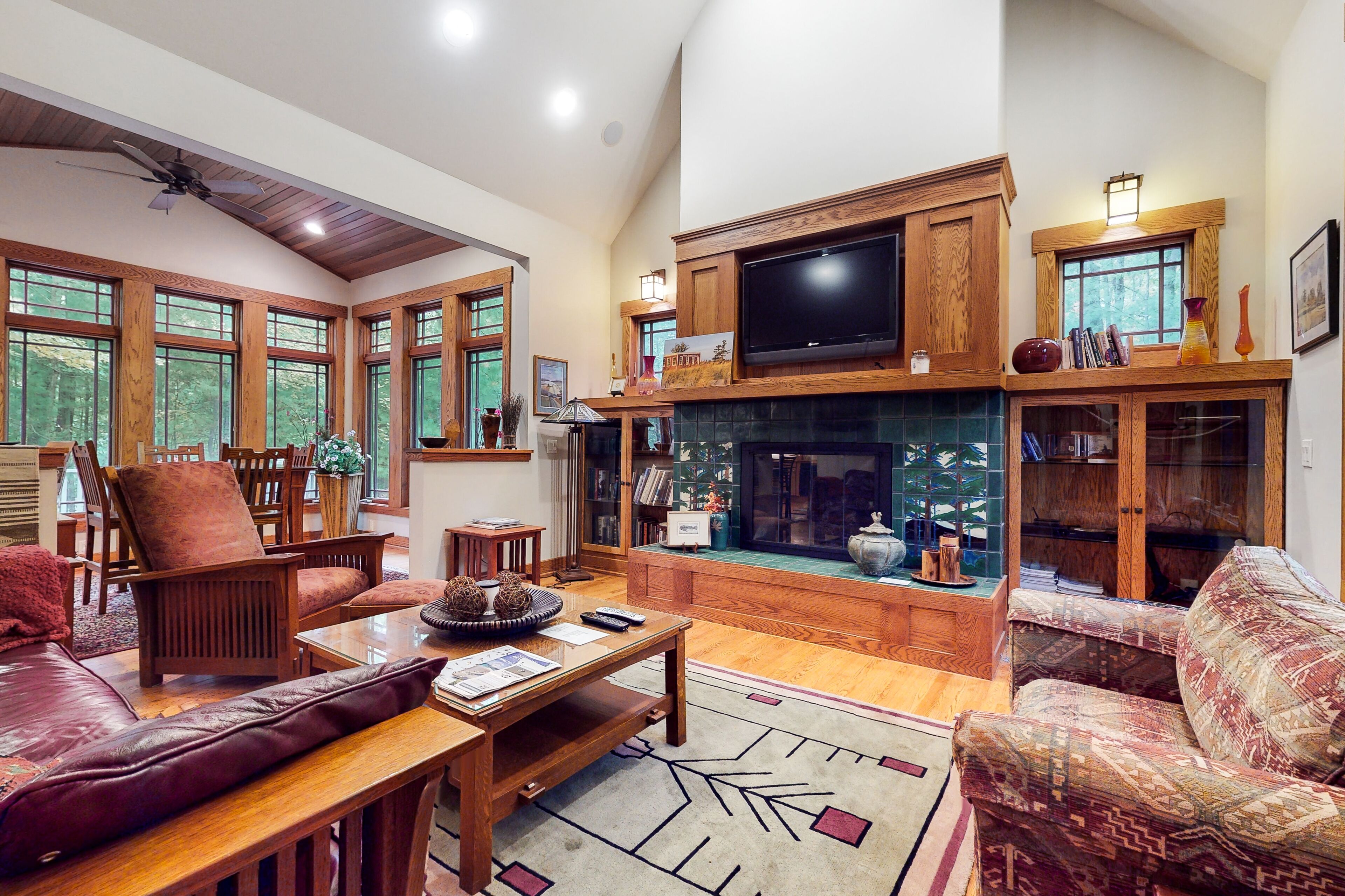 Home near downtown with a fireplace, deck, grill, central AC & washer/dryer
