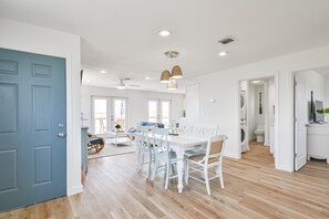 Dining - NEW! Bayfront home w/ private pier, steps to beach (Freeport)