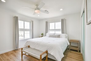 5 bedrooms, iron/ironing board, travel crib, WiFi - NEW! Bayfront home w/ private pier, steps to beach (Freeport)