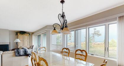 Beachfront condo on Lake Michigan with fireplace, deck, washer/dryer, great view