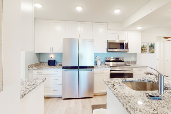 Refrigerador, microondas, horno y parrilla de estufa 