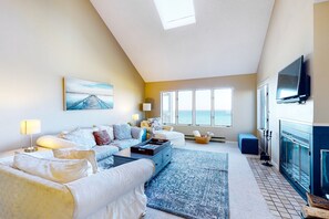 Televisión y chimenea 