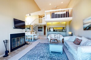 Televisión y chimenea 