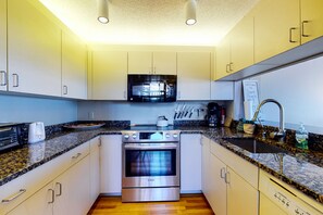 Refrigerador, microondas, horno y parrilla de estufa 