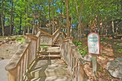 Upper-level condo with forest views, fireplace, soaking tub & high-speed WiFi